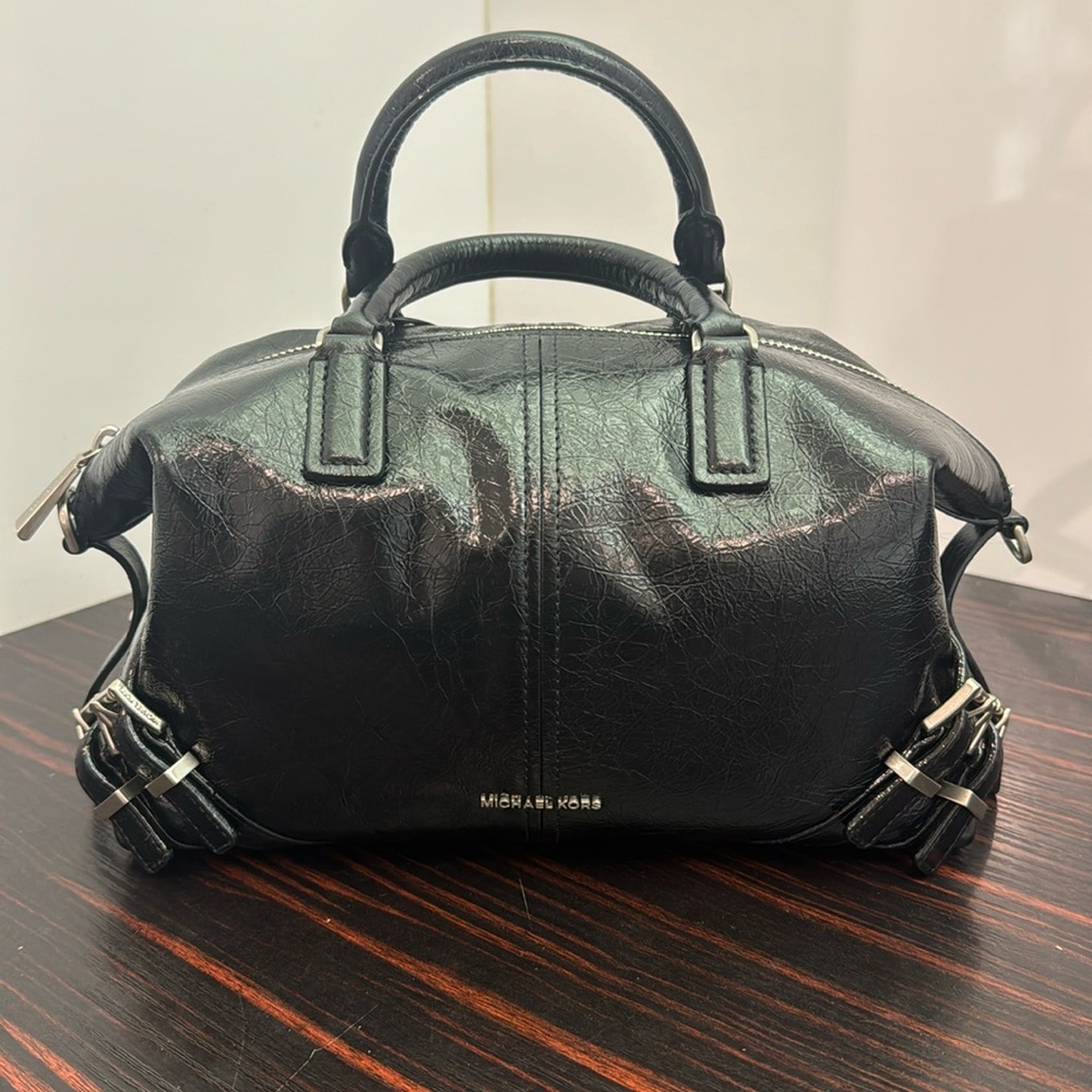 Michael Kors DARRINGTON in crinkled black leather, medium sized satchel